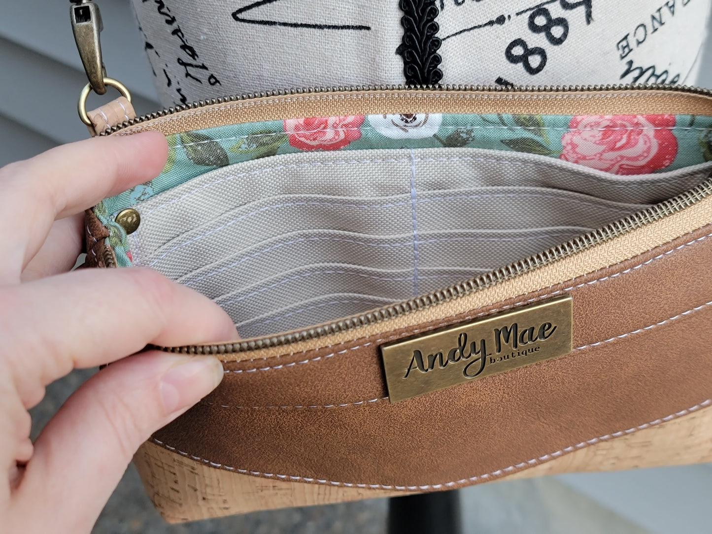 Neo Crossbody Wallet